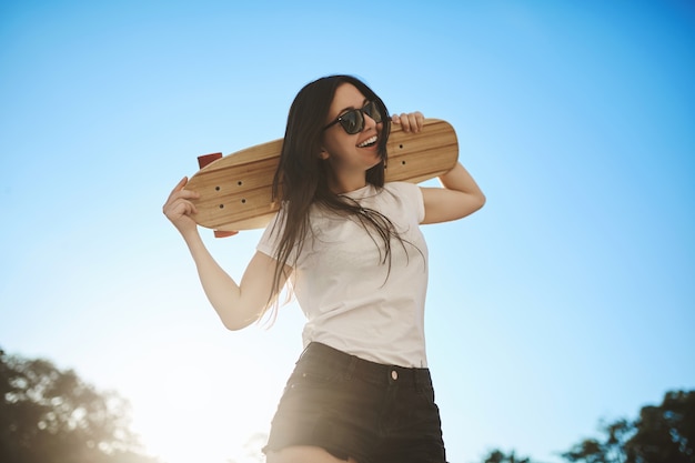 Juventud, estilo de vida activo, concepto urbano. disparo de ángulo bajo sin preocupaciones