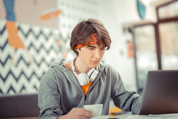 La juventud en TI. El joven especialista en TI interesado en la creación de su novedoso software.