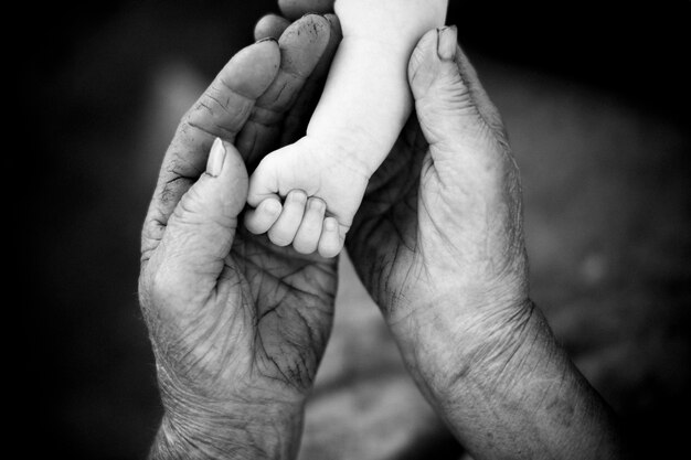 Juventude e velhice. Mãos da avó e da neta.