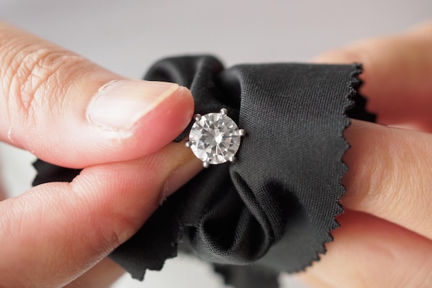 Foto juwelier reinigung schmuck diamantring mit stofftuch