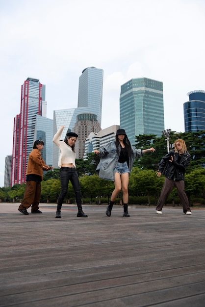 Foto k-pop estiloso na cena urbana