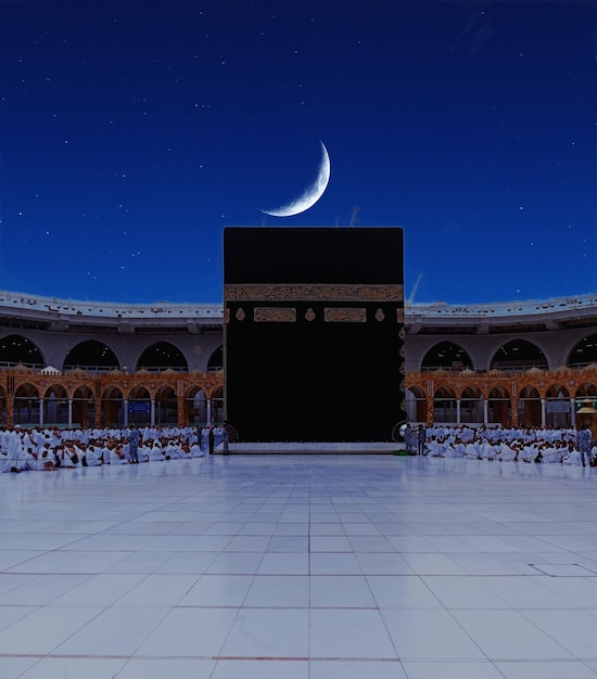 Kaaba com uma lua crescente acima dela