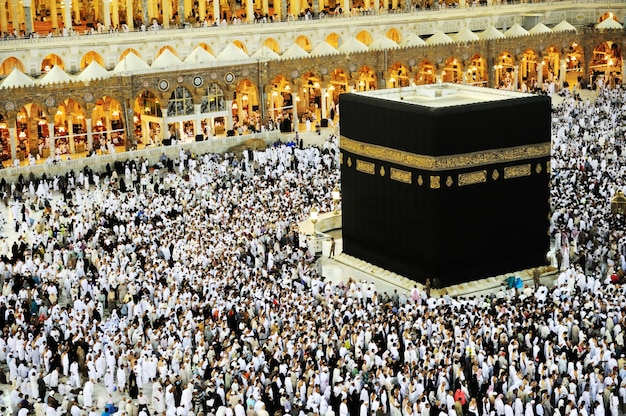 Kaaba in Mekka, moslemische Leute, die zusammen am heiligen Ort beten