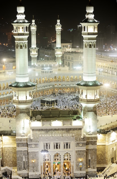 Foto kaaba in mekka, moslemische leute, die zusammen am heiligen ort beten