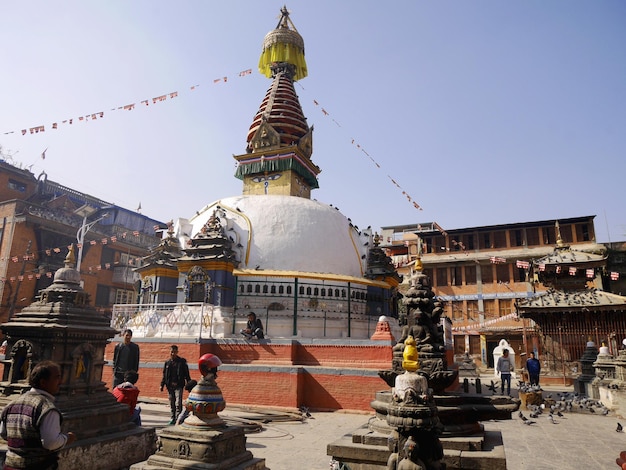 Kaathe Swayambhu Shree Gha Chaitya réplica em miniatura de Swayambhunath no local popular local de peregrinação tibetana para napali pessoas viajam visitam respeito orando em 2 de dezembro de 2017 em Kathmandu Nepal