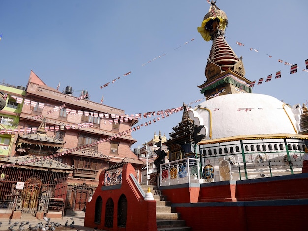 Kaathe Swayambhu Shree Gha Chaitya réplica em miniatura de Swayambhunath no local popular local de peregrinação tibetana para napali pessoas viajam visitam respeito orando em 2 de dezembro de 2017 em Kathmandu Nepal