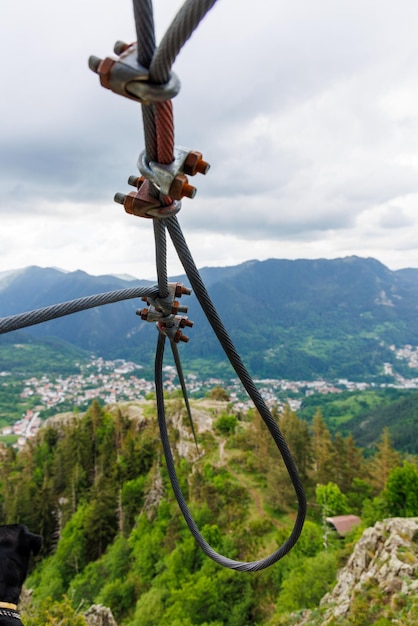 Kabel mit Befestigung mit Schrauben und Muttern im Freien