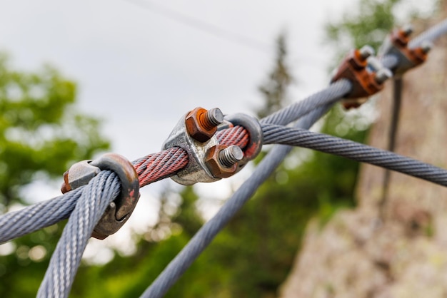 Kabel mit Befestigung mit Schrauben und Muttern im Freien