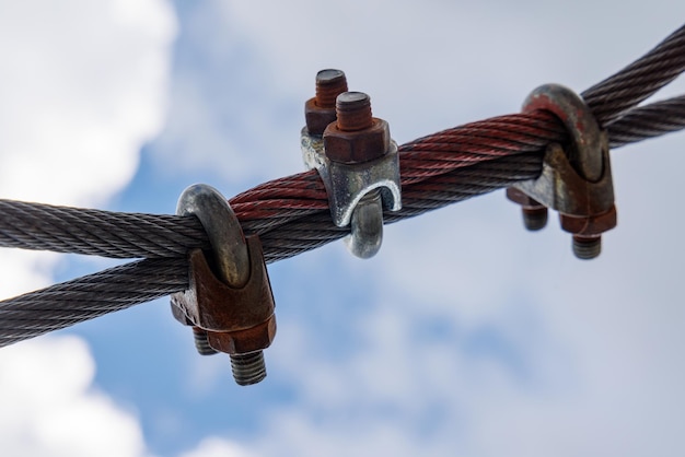 Kabel mit Befestigung mit Schrauben und Muttern im Freien