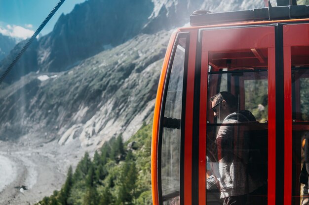 Kabelbahn mit männlichem Touristen nach innen