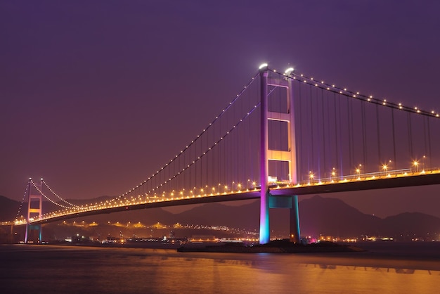 Kabelbrücke in Hongkong bei Nacht