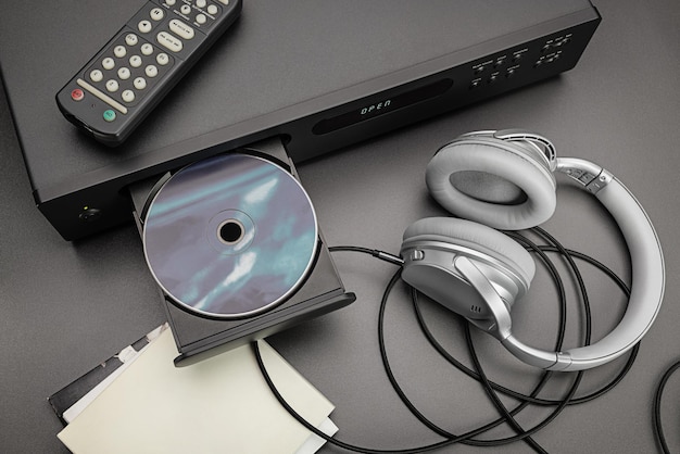 Kabelfernbedienung für CD-Player und Kopfhörer zum Hören von Musik. Studioaufnahme mit offenem CD-Fach