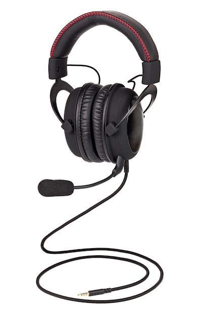 Kabelgebundene schwarze Gaming-Kopfhörer mit Mikrofon isoliert auf weißem Hintergrund
