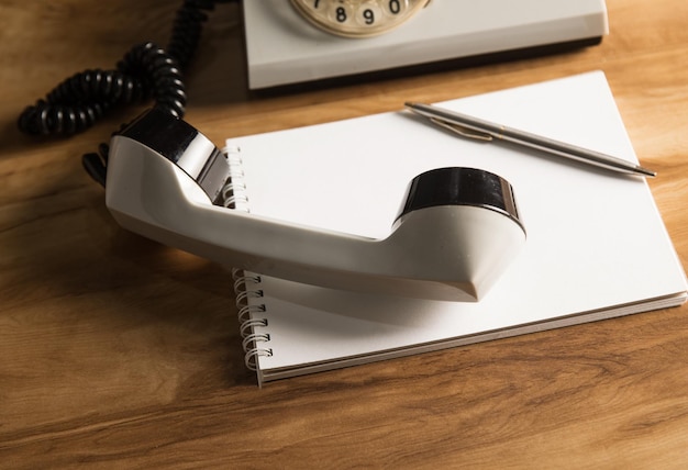 Kabelgebundenes Telefon und Notizblock für zu Hause
