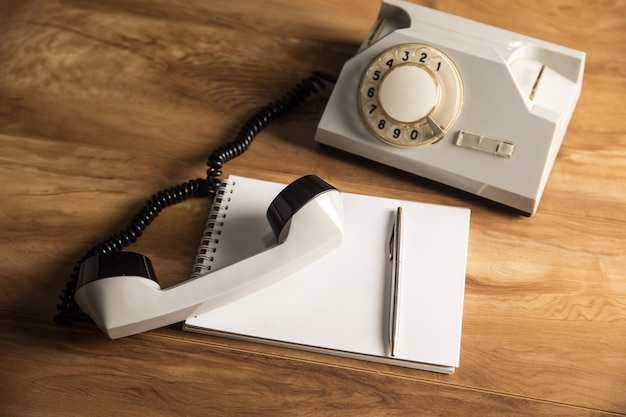 Kabelgebundenes Telefon und Notizblock für zu Hause