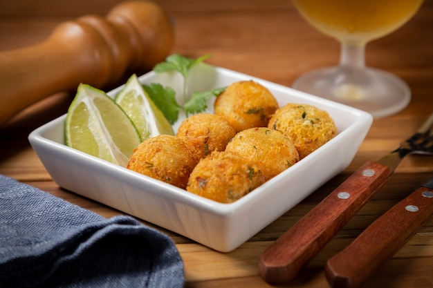 Kabeljau Knödel. Traditioneller brasilianischer Snack. Bunuelos de bacalão.