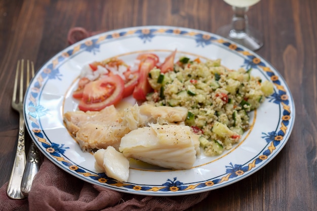 Kabeljau mit Quinoa und frischem Salat auf Gericht