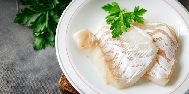 Kabeljau weißes, hautloses Filet, frische Mahlzeit, Snack auf dem Tisch, Kopienraum, Lebensmittelhintergrund, rustikal