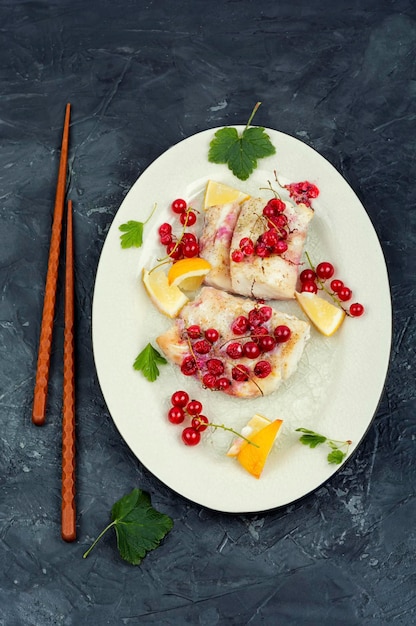 Kabeljaufilet ohne Haut gebacken mit roten Johannisbeeren. Kabeljau aus dem Atlantik