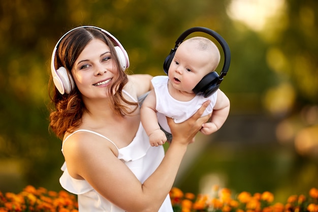 Kabellose Kopfhörer für Kleinkinder und seine junge Mutter