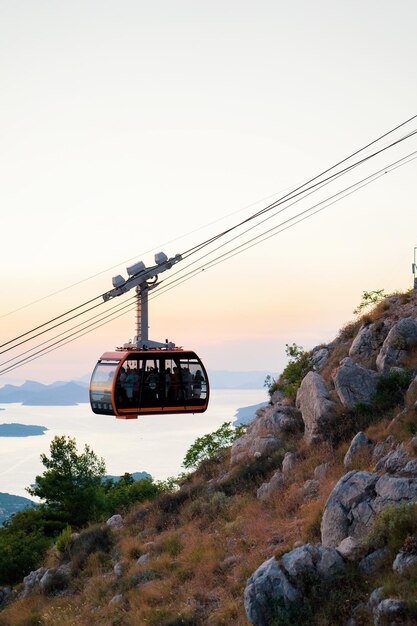 Kabine der Seilbahn bei Sonnenuntergang, in Kroatien