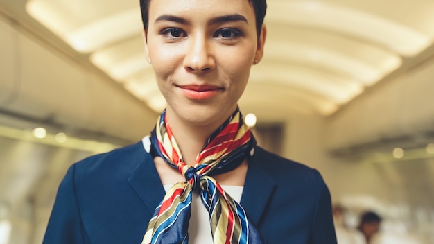 Kabinenpersonal oder Stewardess, die im Flugzeug arbeiten