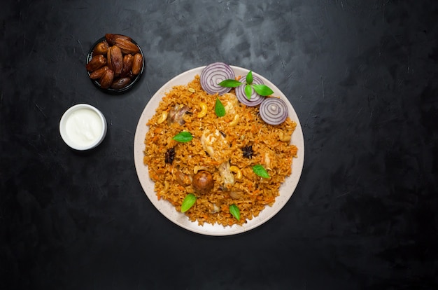 Kabsa mit Huhn auf einem Teller.