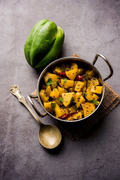 Kaccha Papita Sabji oder Raw Papaya Sabzi, serviert in einem Karahi oder einer Schüssel. selektiver Fokus