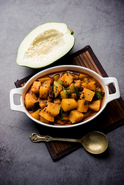 Foto kacha papita sabzi com molho ou curry de papaia crua sabji, servido em uma tigela. foco seletivo