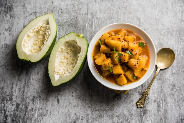 Kacha Papita sabzi con salsa o curry Sabji de papaya cruda, servido en un bol. enfoque selectivo