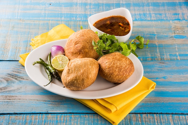 Kachori é um lanche picante da Índia também escrito como kachauri e kachodi. Servido com ketchup de tomate. Foco seletivo