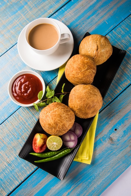 Kachori é um lanche picante da Índia também escrito como kachauri e kachodi. Servido com ketchup de tomate. Foco seletivo