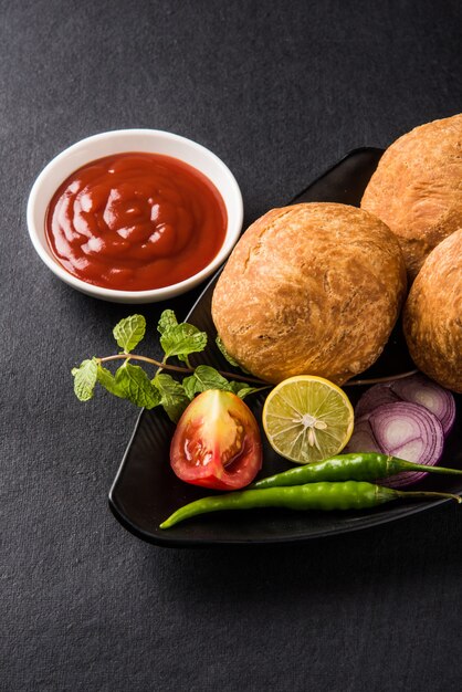 Kachori é um lanche picante da Índia também escrito como kachauri e kachodi. Servido com ketchup de tomate. Foco seletivo