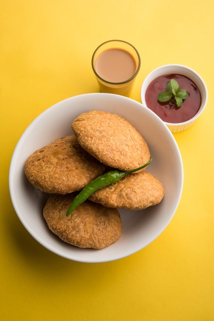 Kachori é um lanche picante flat da índia também escrito como kachauri e kachodi. servido com ketchup de tomate. foco seletivo