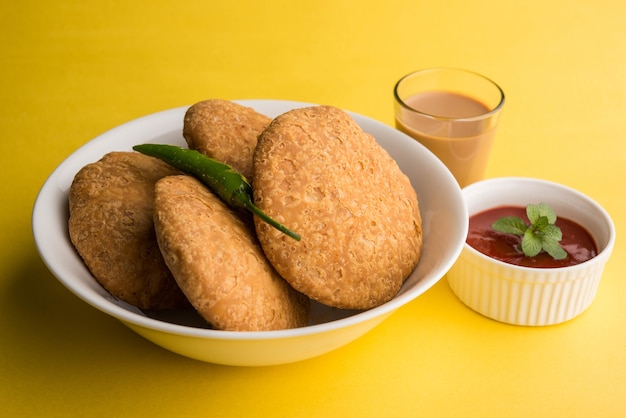 Kachori é um lanche picante Flat da Índia também escrito como kachauri e kachodi. Servido com ketchup de tomate. Foco seletivo