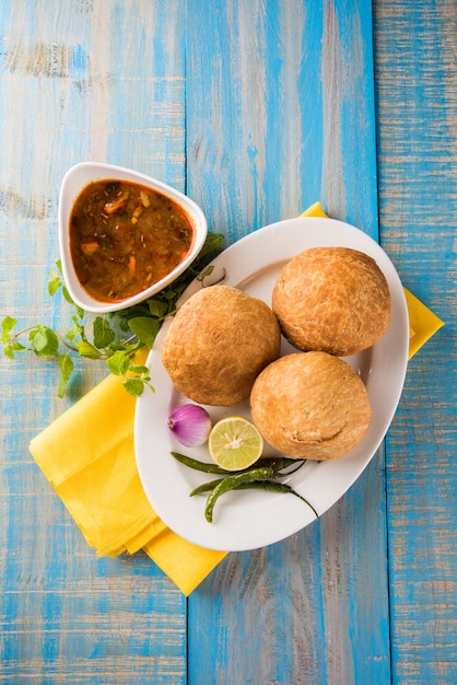 Foto kachori es un bocadillo picante de la india que también se escribe como kachauri y kachodi. servido con salsa de tomate. enfoque selectivo