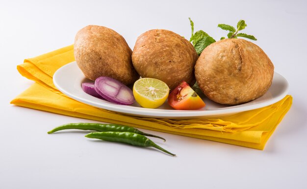 Foto kachori es un bocadillo picante de la india que también se escribe como kachauri y kachodi. servido con salsa de tomate. enfoque selectivo