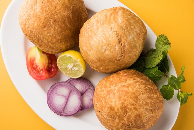 Kachori es un bocadillo picante de la India que también se escribe como kachauri y kachodi. Servido con salsa de tomate. Enfoque selectivo