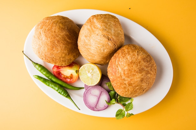 Kachori es un bocadillo picante de la India que también se escribe como kachauri y kachodi. Servido con salsa de tomate. Enfoque selectivo