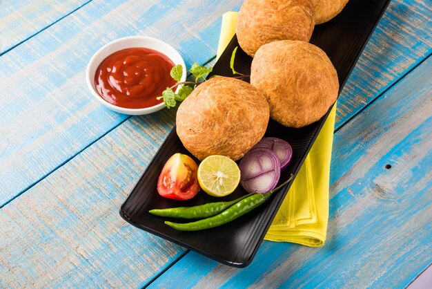 Kachori es un bocadillo picante de la India que también se escribe como kachauri y kachodi. Servido con salsa de tomate. Enfoque selectivo