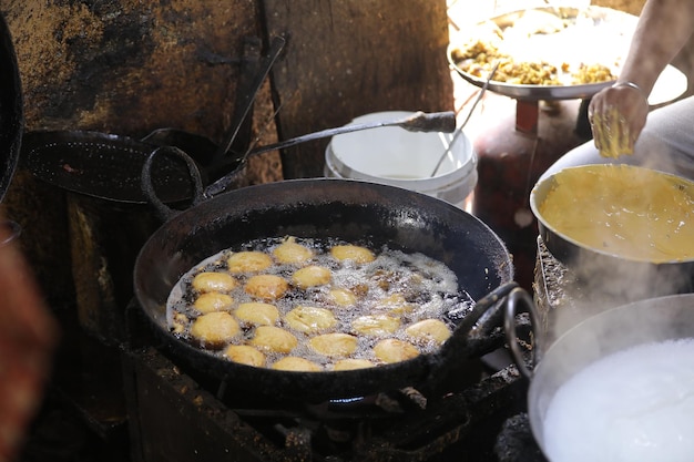 Kachori in einer Bratpfanne an einem Streetfood-Stand mit öligem Essen braten