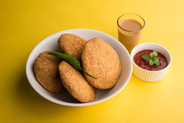 Kachori ist ein flacher würziger Snack aus Indien, der auch als Kachauri und Kachodi bezeichnet wird. Serviert mit Tomatenketchup. Selektiver Fokus