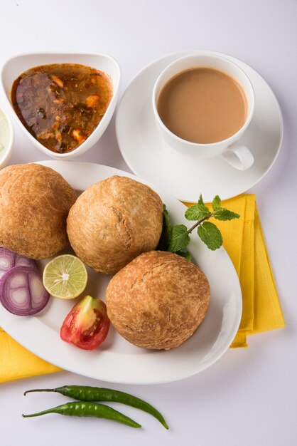 Kachori ist ein würziger Snack aus Indien, der auch als Kachauri und Kachodi bezeichnet wird. Serviert mit Tomatenketchup. Selektiver Fokus