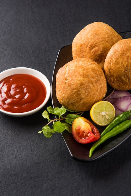Kachori ist ein würziger Snack aus Indien, der auch als Kachauri und Kachodi bezeichnet wird. Serviert mit Tomatenketchup. Selektiver Fokus