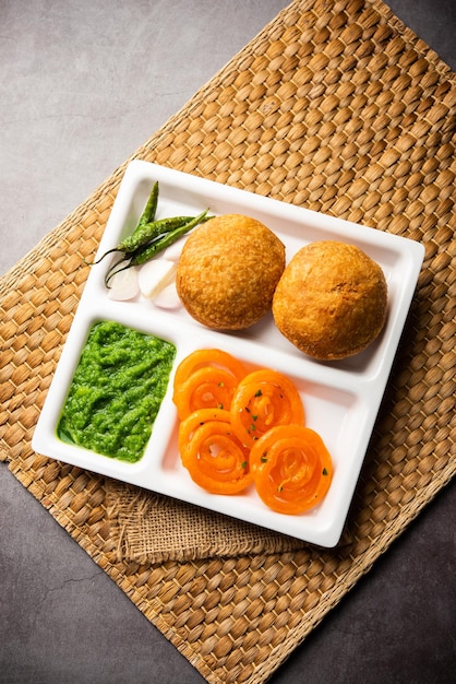 Kachori mit Jalebi Snackkombination aus Indien, auch Kachauri Kachodi Katchuri Imarti genannt