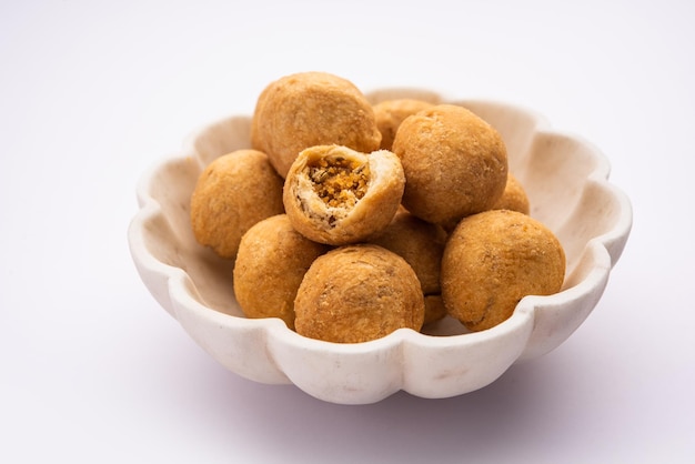 Kachori seco é um farsan em forma de bola recheado de frutas secas também chamado kachauri kachodi e katchuri