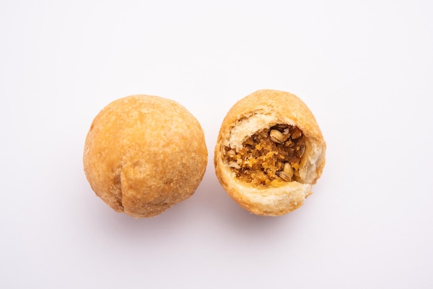 El kachori seco es un farsan en forma de bola relleno de frutas secas también llamado kachauri kachodi y katchuri