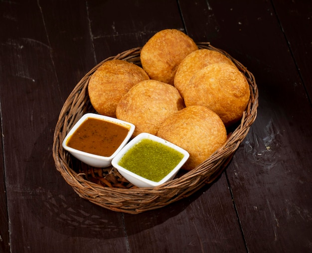 Foto kachori tradicional indiano também conhecido como kachauri ou kachodi kachori recheado com batata condensada