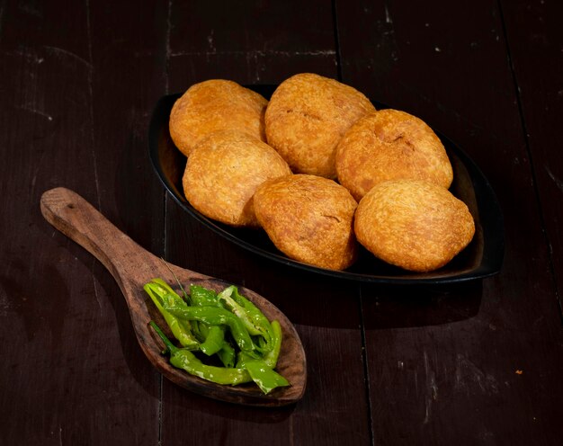 Kachori tradicional indio también conocido como Kachauri o Kachodi Kachori relleno con patata condensada