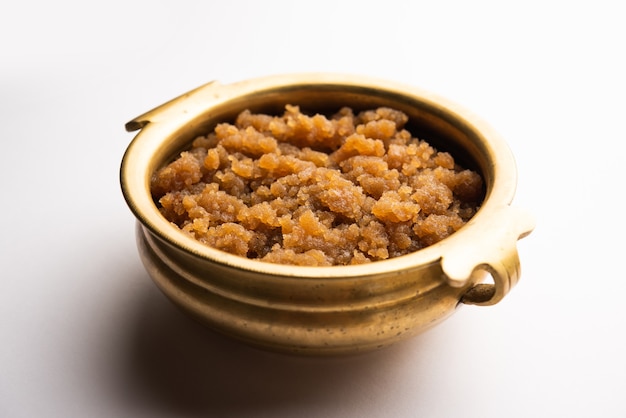 Kada Prasad é um trigo ou atta halwa. É uma sobremesa à base de farinha do norte da Índia, geralmente servida em punjabi ou sikh Gurdwara para todos os visitantes como prashad